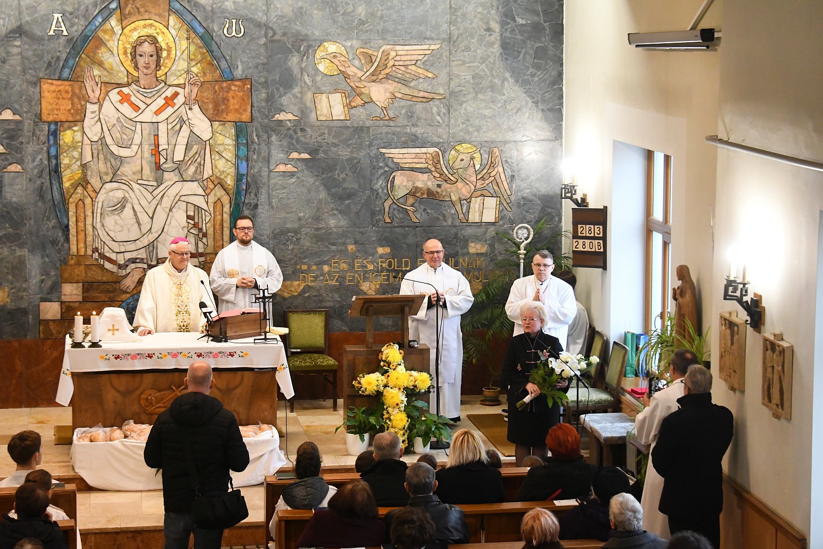 Püspöki mise a Krisztus Király Plébánia búcsúnapján - Zemlényi Katica kapta a Krisztus Király-díjat